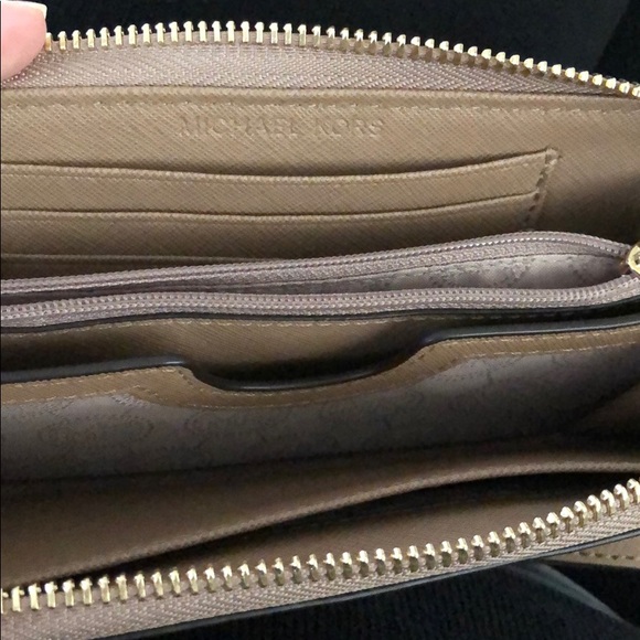 Michael Kors Wallet - Picture 4 of 5